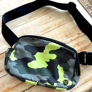 Lululemon Everywear belt bag - Neon Camo